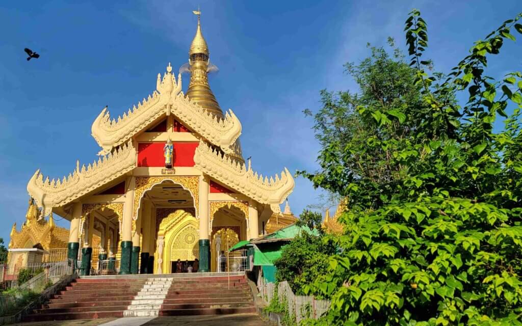 Maha Wizaya Pagoda entrance Yangon